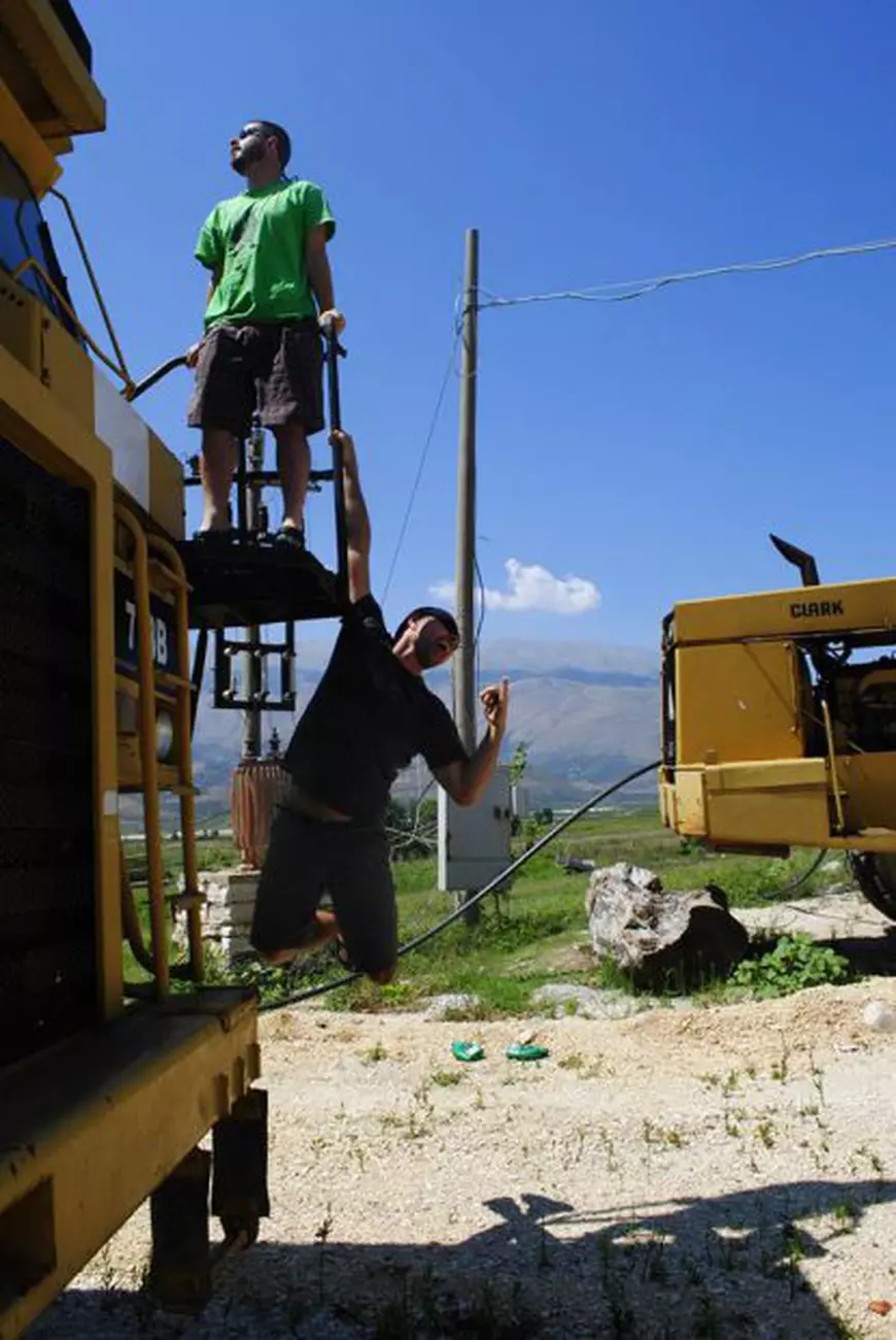 GALERIE FOTO | «Am votat ca să pot urla»! Motivația fabuloasă a lui Bogdan Dovleac, românul care a parcurs duminică 690 de km, în Africa, până la urne