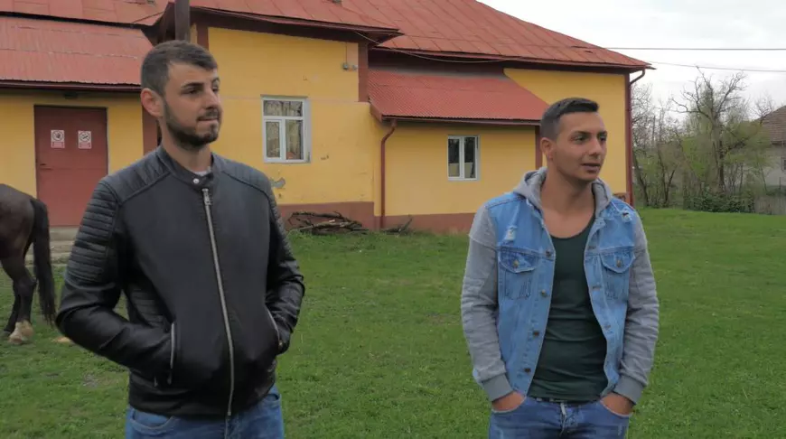 Unul dintre frații mai mari ai lui Claudiu (stânga) și unul dintre foștii colegi