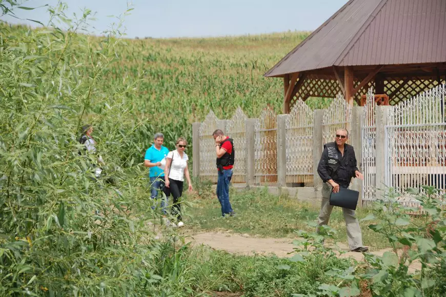 La percheziții, procurorul de caz a defilat cu principalul suspect prin fața camerelor de filmat ale televiziunilor