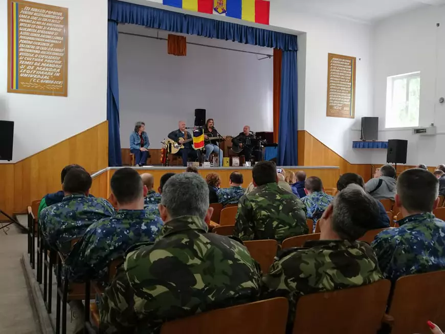 Adrian Sărmășan le-a cântat piloților militari! Puțini știu că este singurul artist ce s-a pregătit ca pilot de supersonic