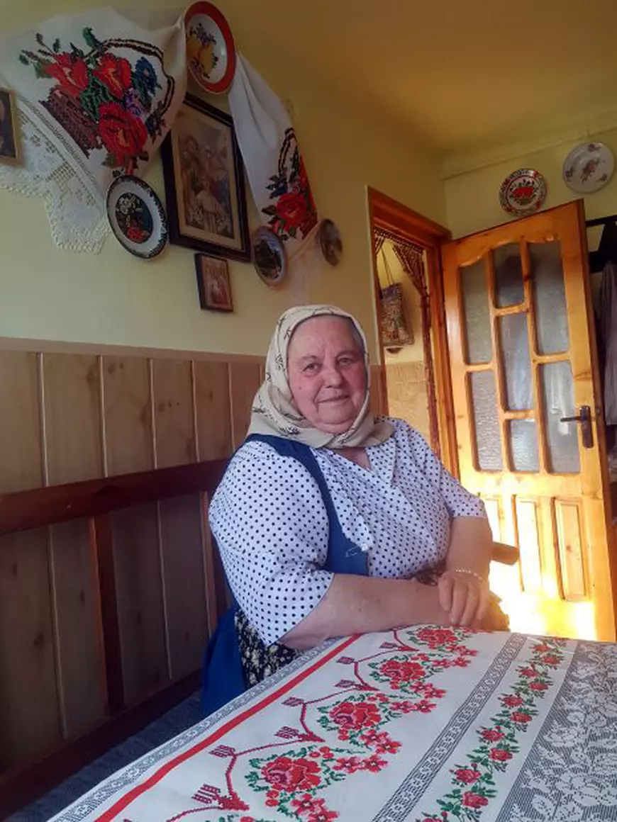 VIDEO/Am fost în vizită la tanti Lenuța din Chinteni, bunicuța care a incendiat Internetul. „Tinerii să steie aici și să pună osul. Și fă curat în curtea ta, apoi în țară”