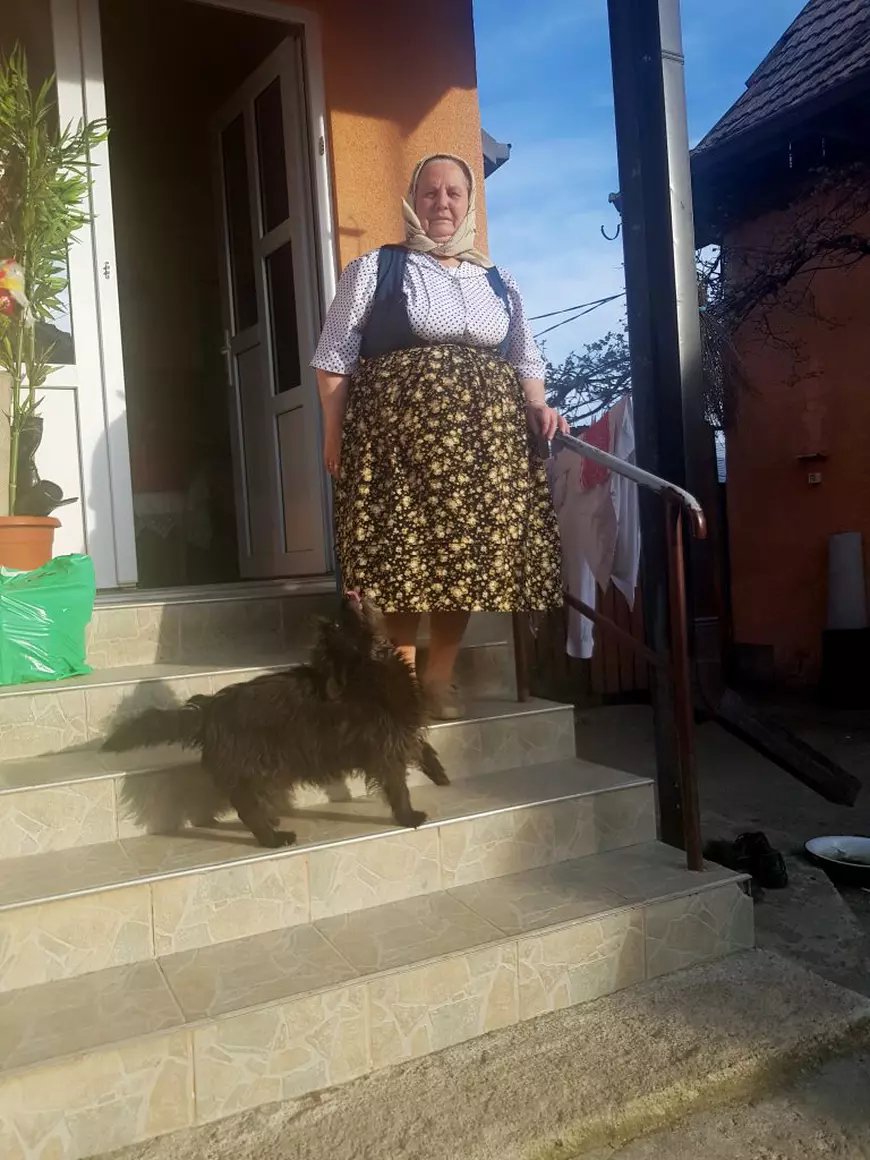 VIDEO/Am fost în vizită la tanti Lenuța din Chinteni, bunicuța care a incendiat Internetul. „Tinerii să steie aici și să pună osul. Și fă curat în curtea ta, apoi în țară”