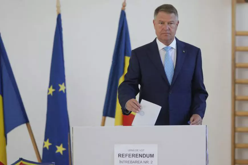 FOTO | Klaus Iohannis a votat la alegerile europarlamentare şi la referendum: "Veniţi la vot, dragi români! Astăzi, puteţi să începeţi să schimbaţi România!"