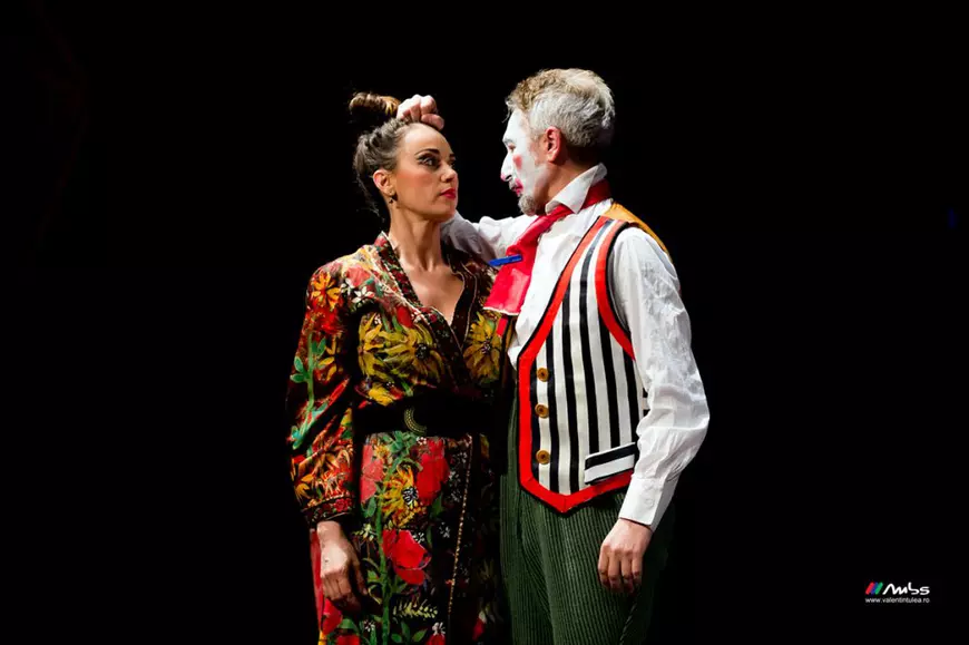 Recomandările culturale ale săptămânii. De la povestirile lui Buzzati, în care se stă în trafic ca în București, la podcastul despre relațiile de cuplu