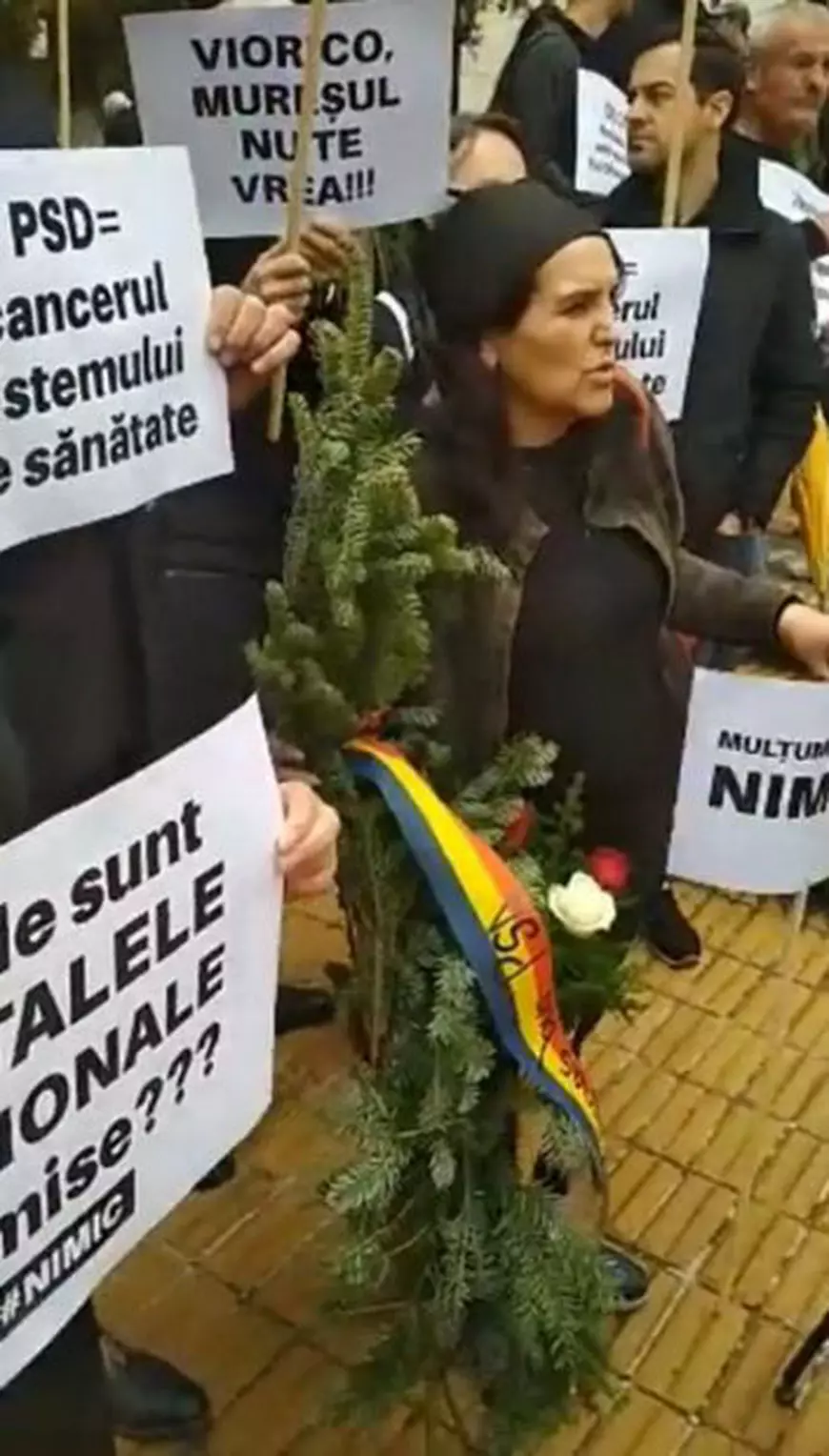 FOTO | Premierul Viorica Dăncilă, aşteptată cu coroane funerare şi pancarte, la Târgu Mureş: "Este inadmisibil, fac acest lucru pentru că nu au argumente!"