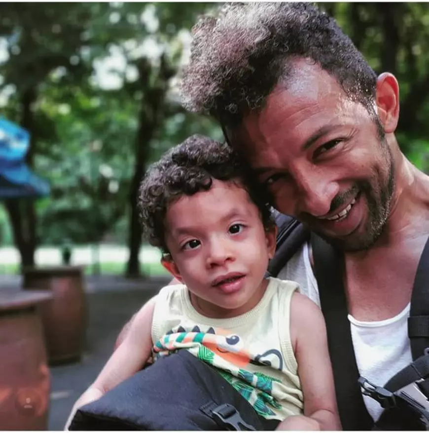 Kamara a lansat un videoclip pentru băiețelul său bolnav, Leon | VIDEO