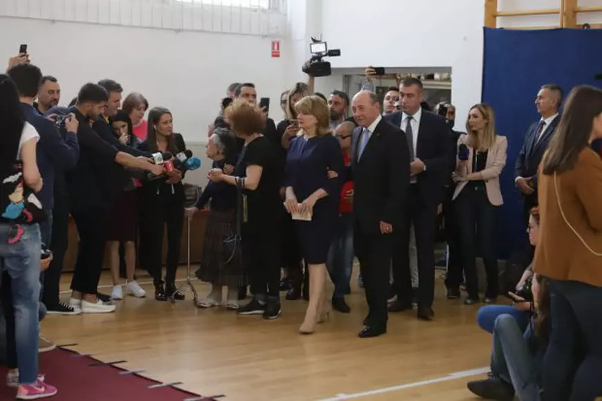 Traian BăsesTraian Băsescu și soția sa, la alegerile europarlamentare / Foto: Sorin Cioponeacu și soția sa / Foto: Sorin Cioponea