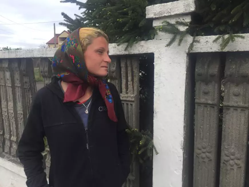 VIDEO | „Suntem oameni, nu suntem câini”! Cum nu sunt acceptați romii în unele curse auto din România săracă. Urmare la videoclipul viral cu femeia bătută în autogara din Zalău