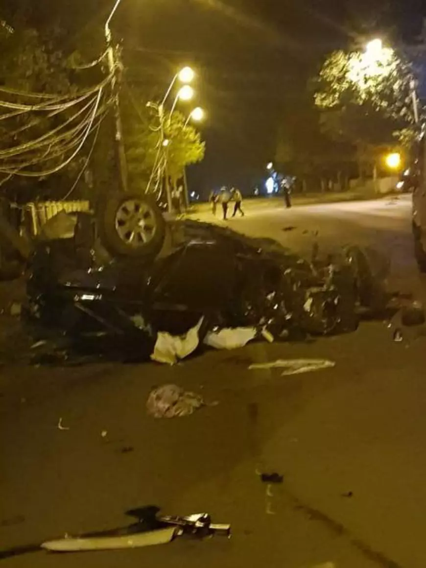 O mașină s-a răsturnat la Galați, după ce a lovit doi stâlpi și un gard. Șoferul, un tânăr de 21 de ani, nu a supraviețuit