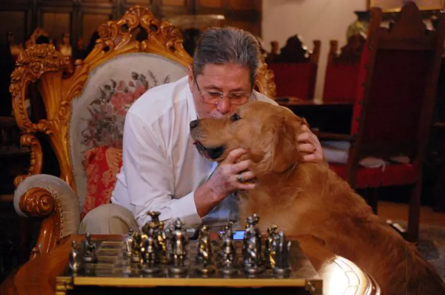 Mister dezvăluie misterele anilor ’90! Cornel Dinu își lansează oficial al treilea volum autobiografic despre fotbalul și societatea românească de după Revoluție