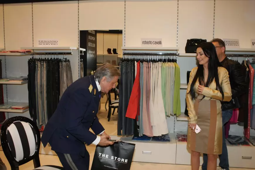 Brigitte Năstase nu reușește să închidă mazaginul de haine primit de la Ilie Năstase