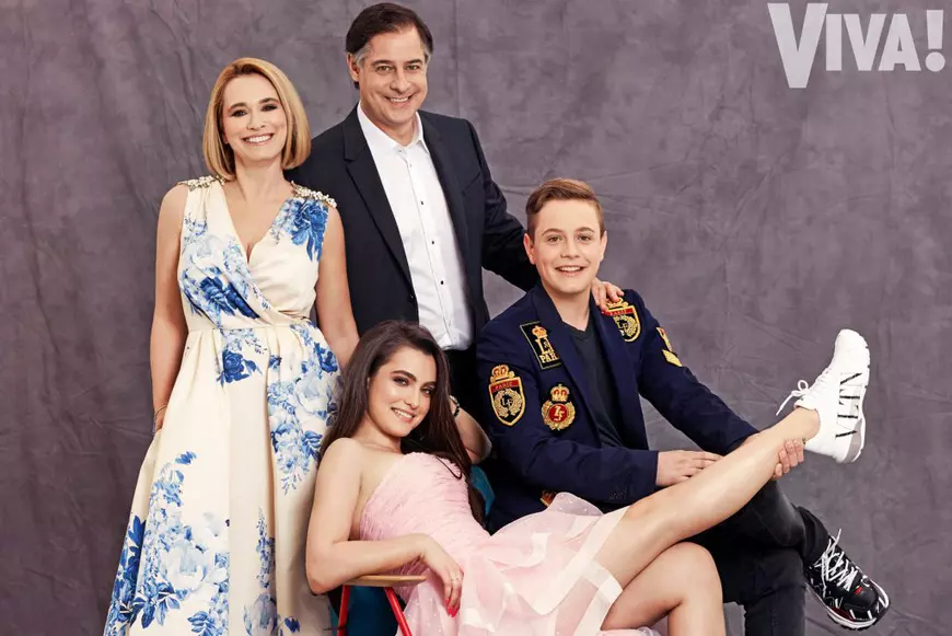 Andreea Esca a pozat cu familia ei în revista VIVA