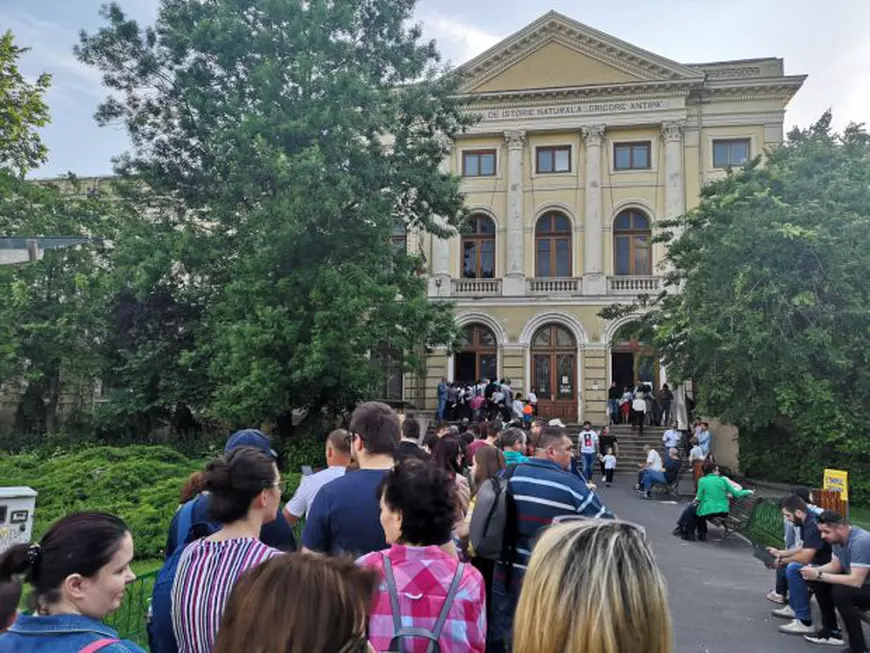 Aglomerație la Antipa de Noaptea Muzeelor! Sute de oameni stau zeci de minute la coadă ca să viziteze muzeul de istorie naturală