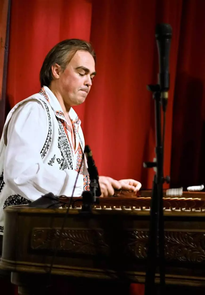 Un grup de americani din California, îndrăgostiți de muzica noastră, cântă folclor românesc vechi, la țambal, acordeon, trompetă și vioară