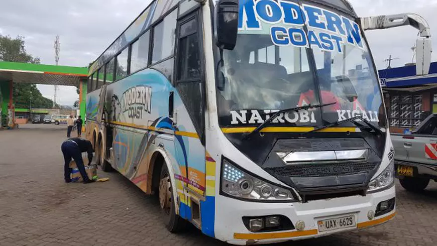 GALERIE FOTO | «Am votat ca să pot urla»! Motivația fabuloasă a lui Bogdan Dovleac, românul care a parcurs duminică 690 de km, în Africa, până la urne