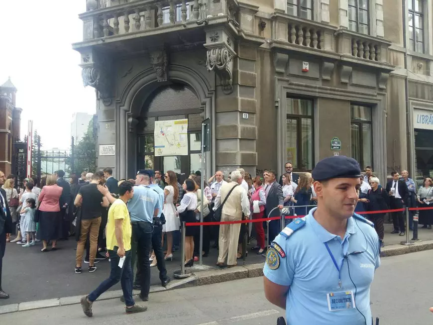 Zeci de preoți spovedesc credincioșii care vor participa la Liturghia pe care Papa Francisc o va oficia la Catedrala ”Sfântul Iosif”