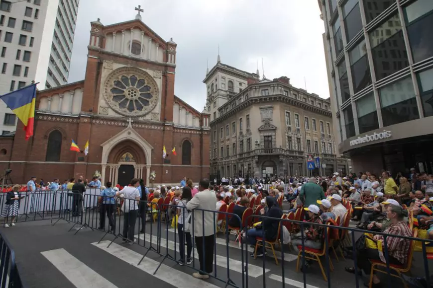 Zeci de preoți spovedesc credincioșii care vor participa la Liturghia pe care Papa Francisc o va oficia la Catedrala ”Sfântul Iosif”