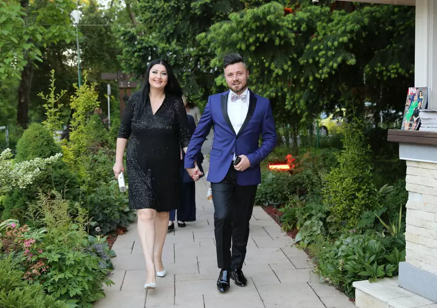 Gabi Cristea și Tavi Clonda se pregătesc pentru prima vacanță peste hotare cu fetele. Își iau prietena cu ei, ca să aibă ajutor