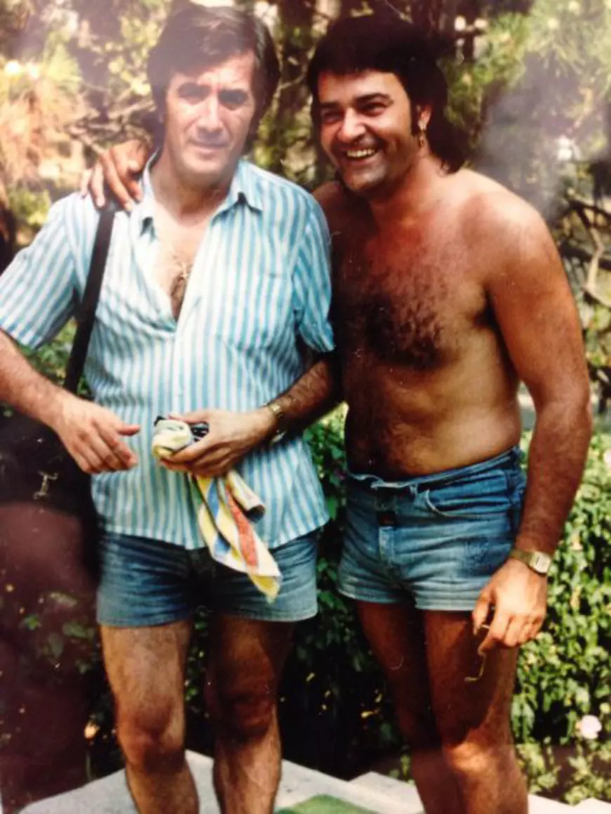 Cândva vedetă a muzicii ușoare, Adrian Romcescu face acum tabere de canto pentru copii. Duce tinerele speranțe la Mamaia