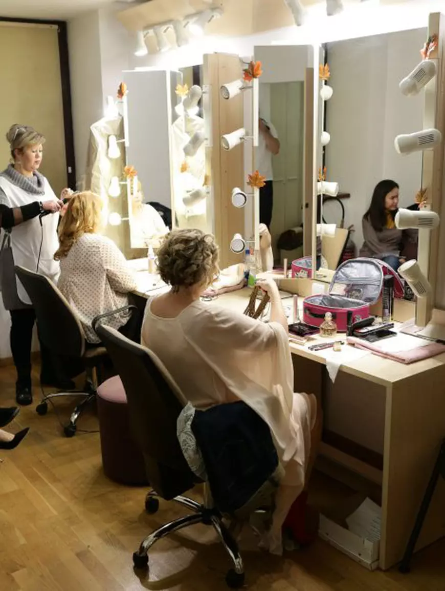 Aylin Cadâr, Tania Popa și Anca Sigartău împart aceeași cabină la teatru