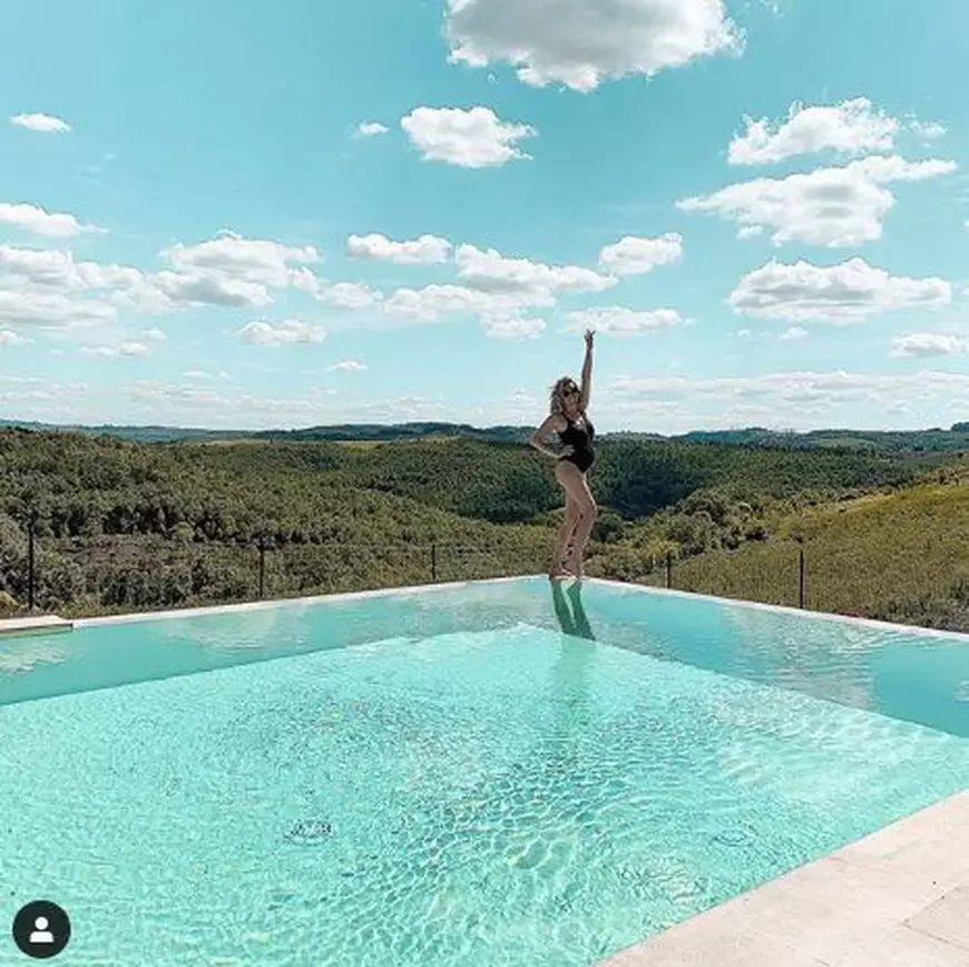 Diana Dumitrescu își arată burtica de gravidă în costum de baie