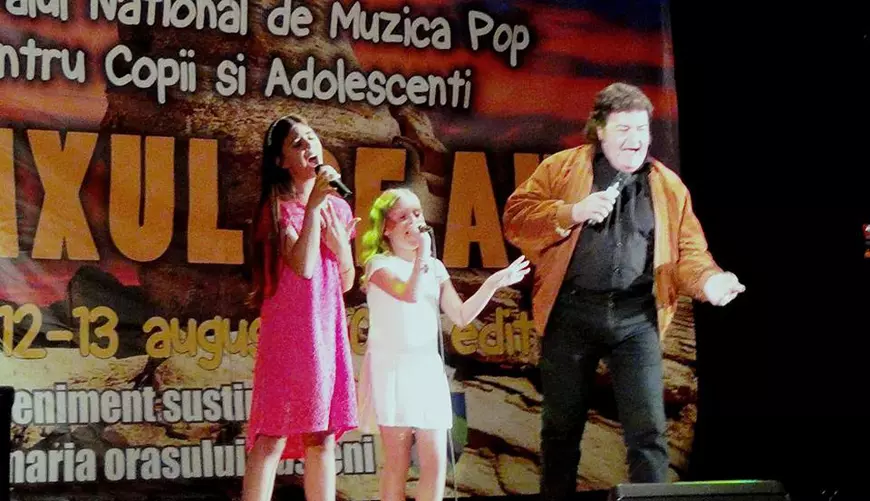 Cândva vedetă a muzicii ușoare, Adrian Romcescu face acum tabere de canto pentru copii. Duce tinerele speranțe la Mamaia