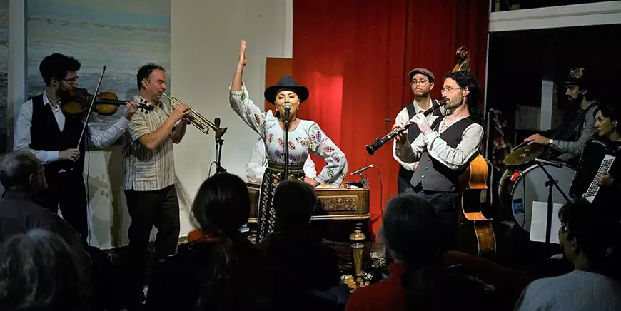 Un grup de americani din California, îndrăgostiți de muzica noastră, cântă folclor românesc vechi, la țambal, acordeon, trompetă și vioară