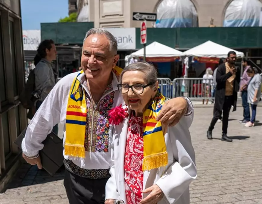La 90 de ani, Gigi Marga a petrecut în centrul New Yorkului! A ieșit din azil pentru un festival românesc