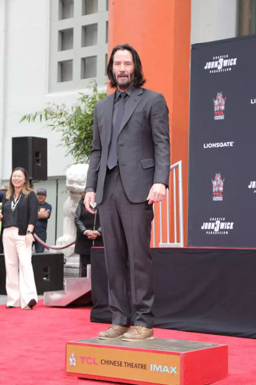 FOTO | Keanu Reeves şi-a lăsat amprentele în cimentul de la Hollywood