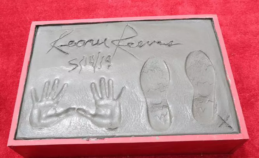 FOTO | Keanu Reeves şi-a lăsat amprentele în cimentul de la Hollywood
