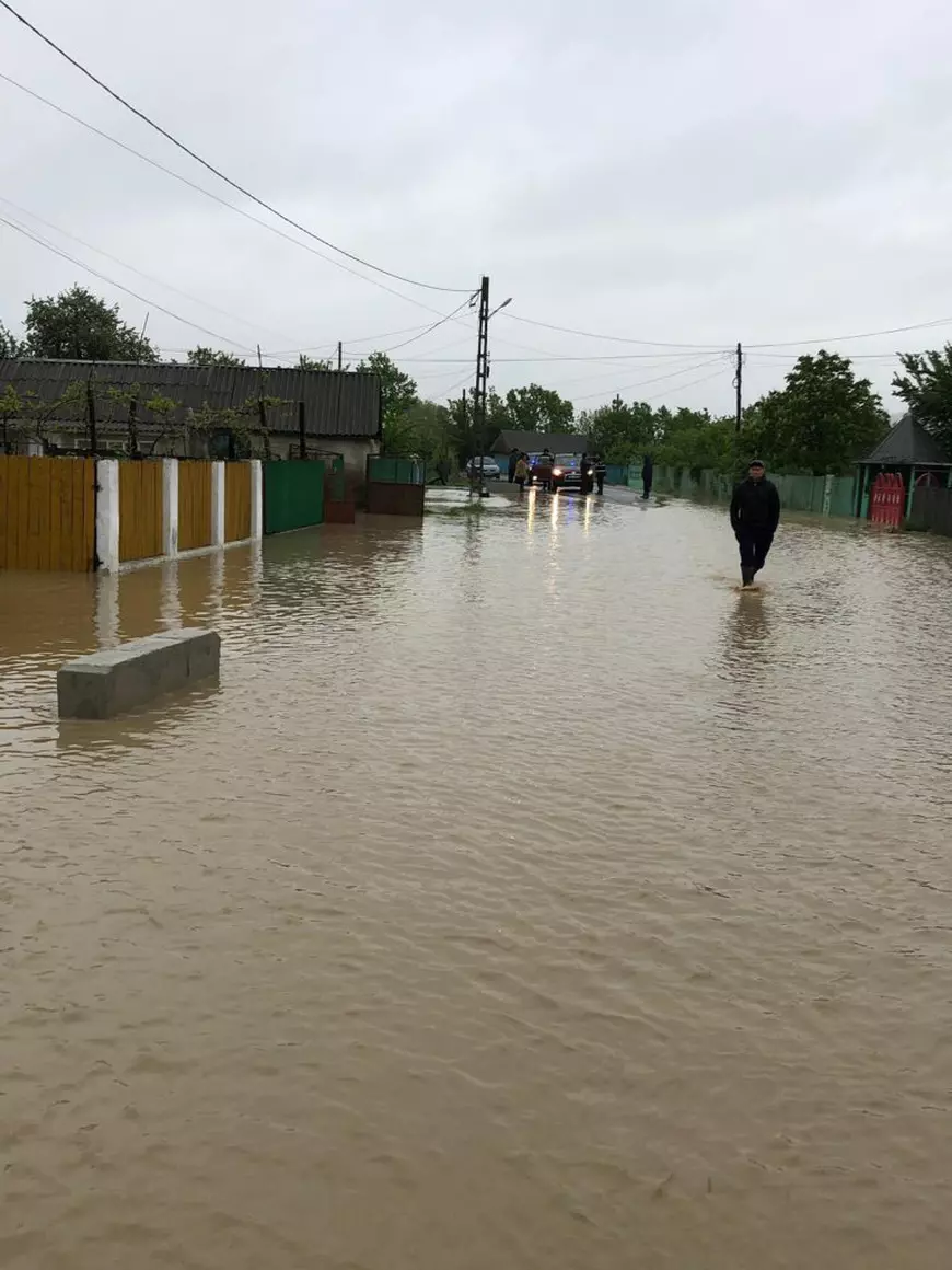 Vremea rea a făcut ravagii în țară. Mii de locuitori din Bacău, fără curent electric. Drumuri și case inundate în Vaslui