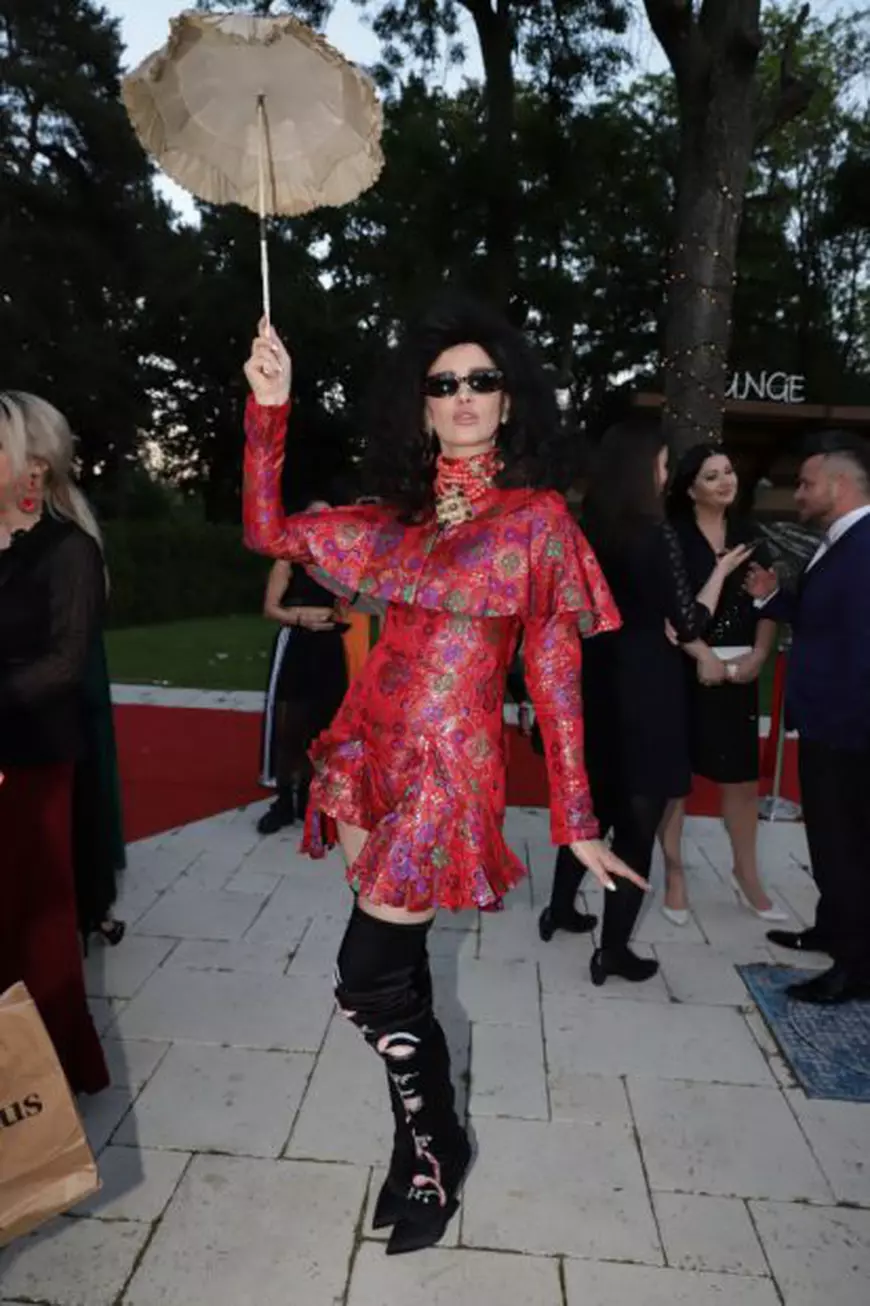 VIDEO/ Iulia Albu, cu găina pe umăr la VIVA! Party 2019. ”Vin din lumea mea!”