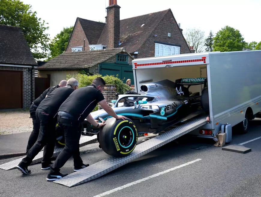 Mecanicii Mercedes, descărcând monopostul de Formula 1 pentru a-l duce în curtea casei lui Harry Shaw. FOTO: Northfoto