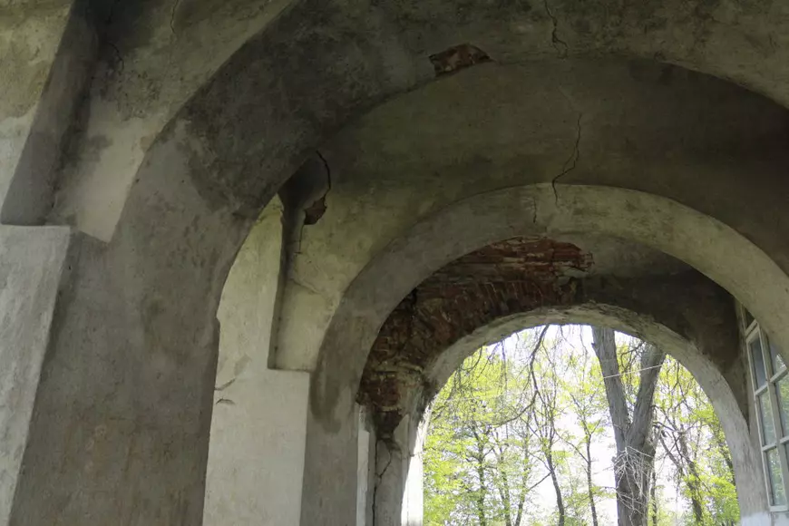 Proprietarii donează conacul Sturza, dar primăria nu-l prea vrea. Una dintre cele mai frumoase clădiri din zona Sucevei, propusă să facă parte din Patrimoniul Național, e abandonată de toată lumea