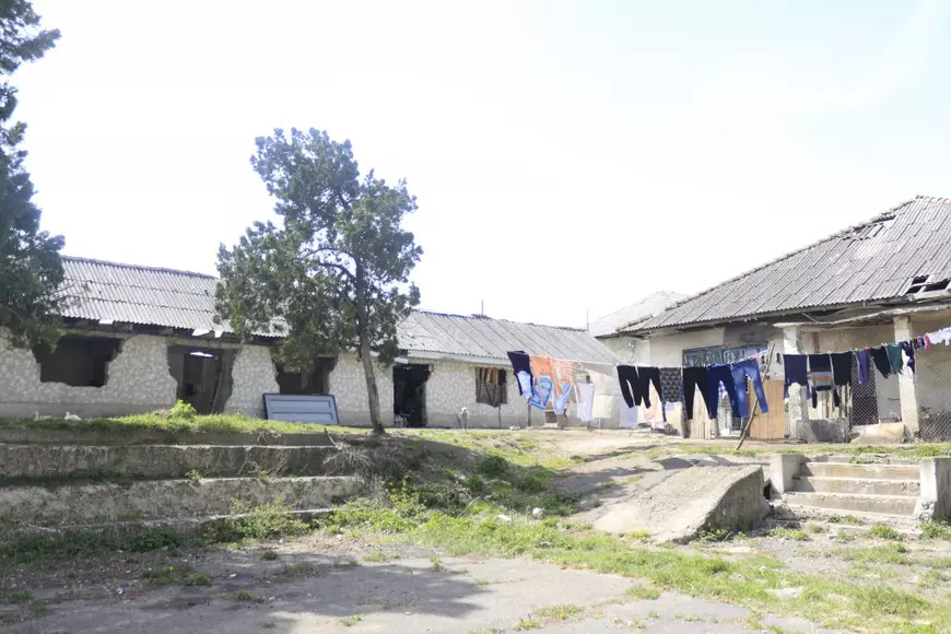 Proprietarii donează conacul Sturza, dar primăria nu-l prea vrea. Una dintre cele mai frumoase clădiri din zona Sucevei, propusă să facă parte din Patrimoniul Național, e abandonată de toată lumea