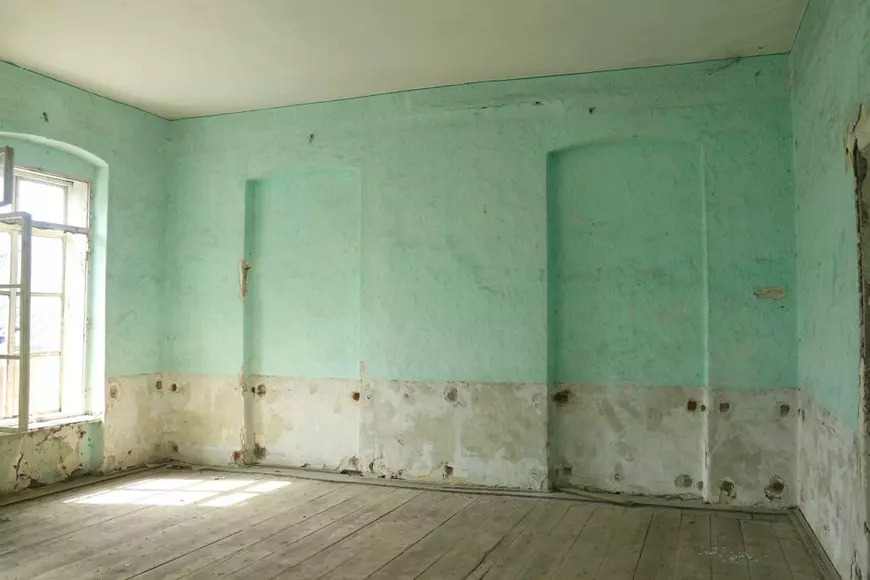 Proprietarii donează conacul Sturza, dar primăria nu-l prea vrea. Una dintre cele mai frumoase clădiri din zona Sucevei, propusă să facă parte din Patrimoniul Național, e abandonată de toată lumea