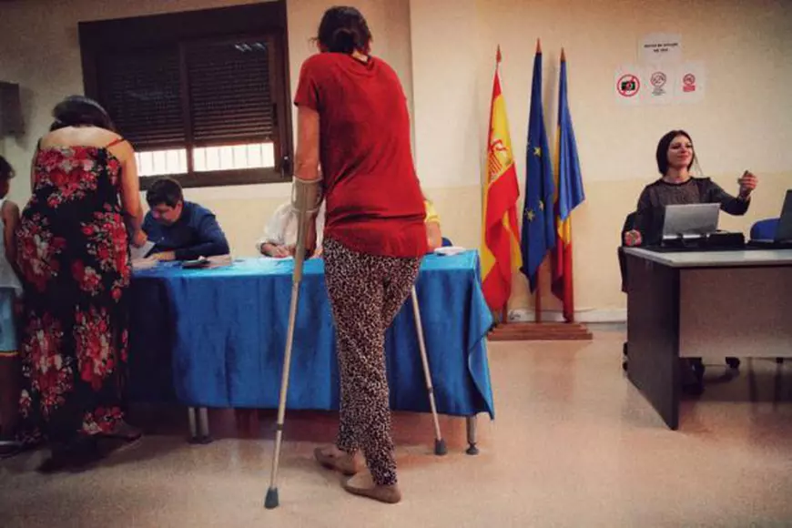 Natalia, o româncă plecată să muncească în Spania, a venit în cârje să voteze la secția din orașul Roquetas de Mar, provincia Almeria, Spania. Foto: Cosmin Bumbuț, Elena Stancu (teleleu.eu)