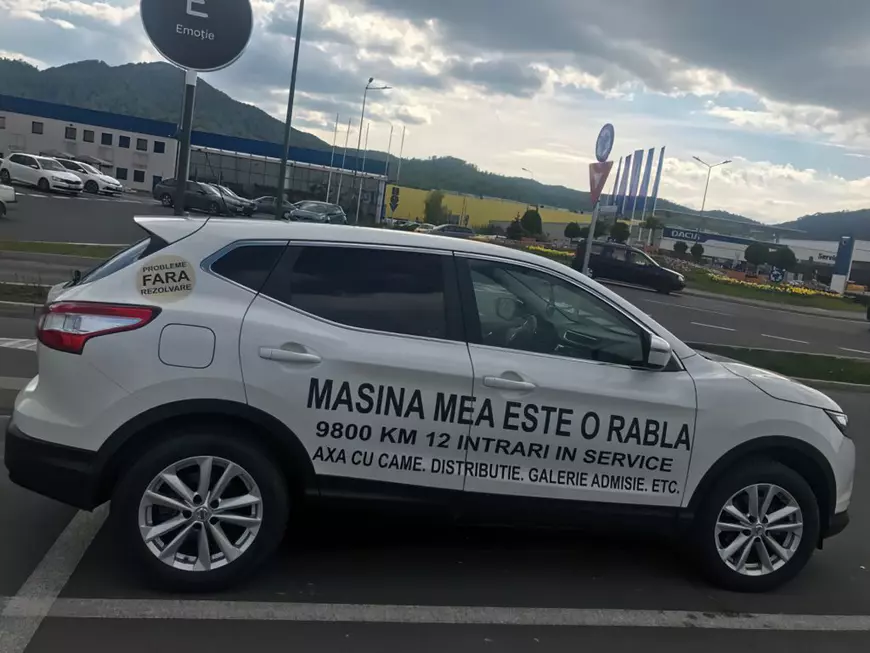 Maria Miloiu și-a inscripționat mașina cu un autocolant pe care scrie că Nissan i-a vândut o rablă.