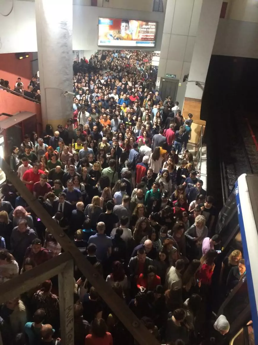 Imagini neobișnuite la stația de metrou Piața Victoriei, blocată de călători. Aglomerație pe sute de metri pătrați