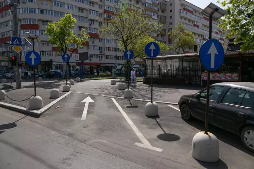 Cinci semne de circulație ''Obligatoriu inainte'', la intersecția bd. Constantin Brâncoveanu cu str. Nițu Vasile, în sectorul 4