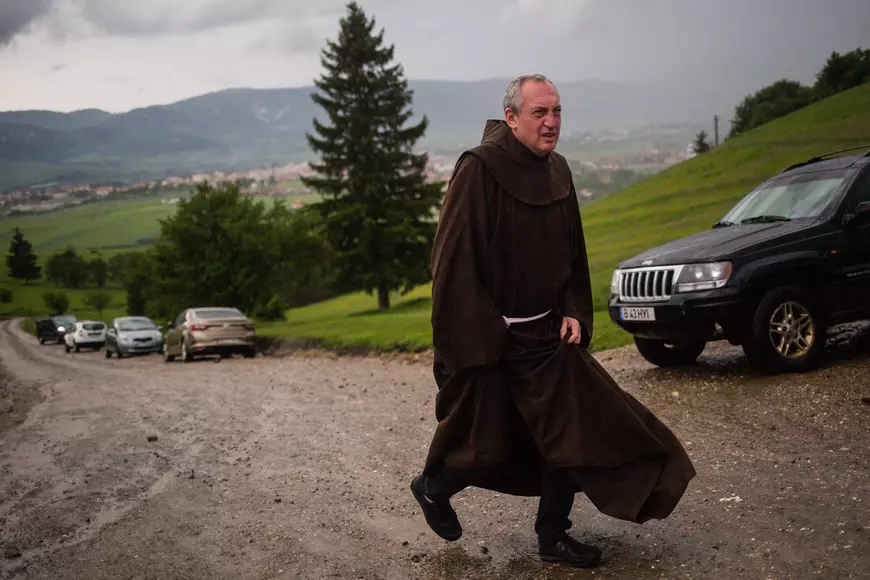 FOTOREPORTAJ DOCUMENTARIA / Ziua de dinaintea marii sărbători. Cum s-a pregătit Șumuleu-Ciuc să devină, pentru câteva ore, cel mai important loc din România