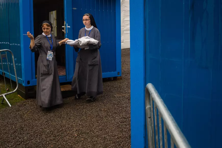 FOTOREPORTAJ DOCUMENTARIA / Ziua de dinaintea marii sărbători. Cum s-a pregătit Șumuleu-Ciuc să devină, pentru câteva ore, cel mai important loc din România