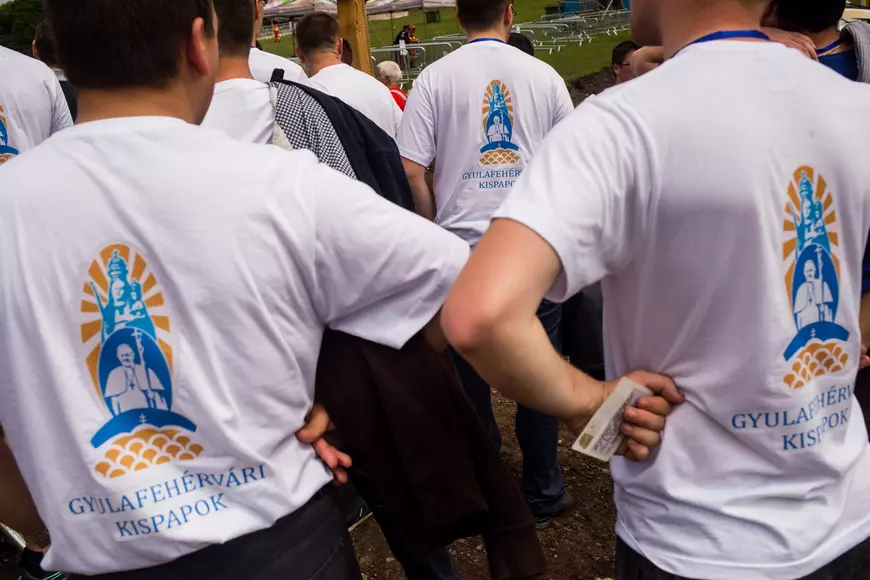 FOTOREPORTAJ DOCUMENTARIA / Ziua de dinaintea marii sărbători. Cum s-a pregătit Șumuleu-Ciuc să devină, pentru câteva ore, cel mai important loc din România