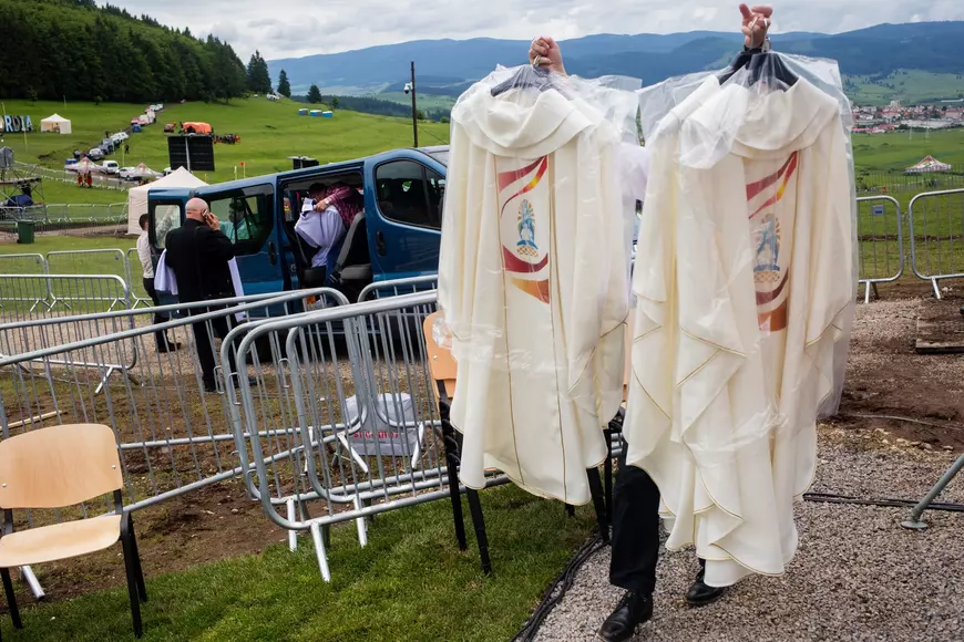 FOTOREPORTAJ DOCUMENTARIA / Ziua de dinaintea marii sărbători. Cum s-a pregătit Șumuleu-Ciuc să devină, pentru câteva ore, cel mai important loc din România