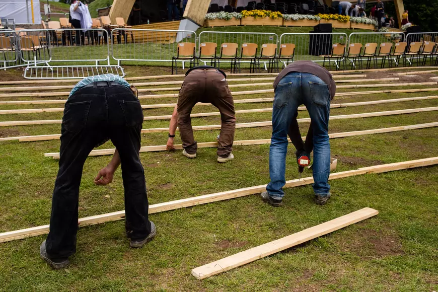FOTOREPORTAJ DOCUMENTARIA / Ziua de dinaintea marii sărbători. Cum s-a pregătit Șumuleu-Ciuc să devină, pentru câteva ore, cel mai important loc din România
