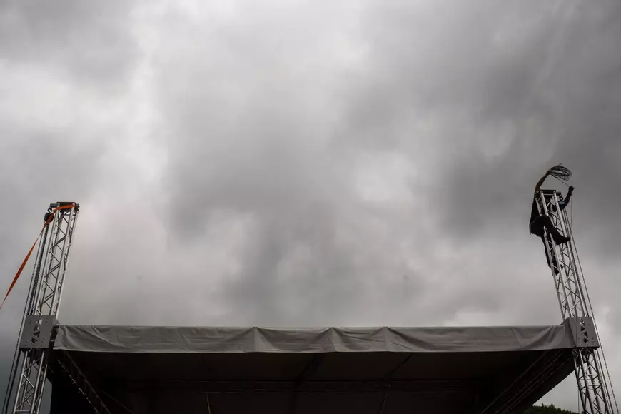 FOTOREPORTAJ DOCUMENTARIA / Ziua de dinaintea marii sărbători. Cum s-a pregătit Șumuleu-Ciuc să devină, pentru câteva ore, cel mai important loc din România