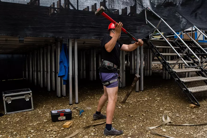 FOTOREPORTAJ DOCUMENTARIA / Ziua de dinaintea marii sărbători. Cum s-a pregătit Șumuleu-Ciuc să devină, pentru câteva ore, cel mai important loc din România