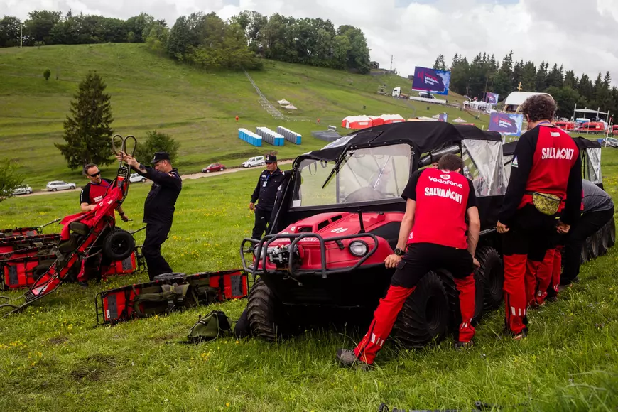 FOTOREPORTAJ DOCUMENTARIA / Ziua de dinaintea marii sărbători. Cum s-a pregătit Șumuleu-Ciuc să devină, pentru câteva ore, cel mai important loc din România