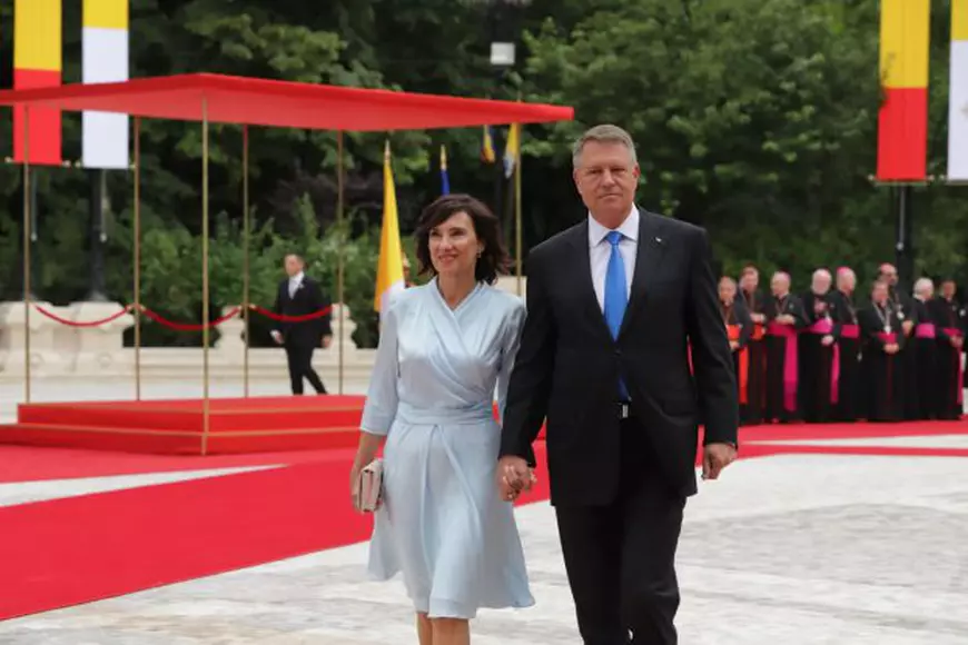 Iulia Albu, despre ținuta purtată de Carmen Iohannis la întâlnirea cu Papa Francisc. „Abuzează de un privilegiu care nu îi aparține”