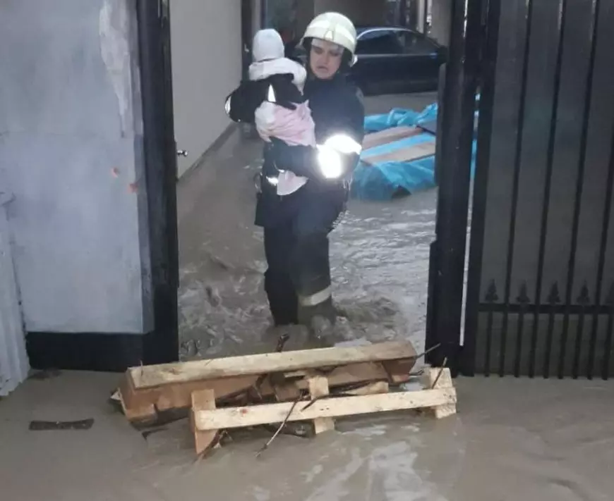 UPDATE | Cod roșu de inundații în judeţele Maramureş şi Bistriţa-Năsăud. Zeci de oameni au fost evacuați și sute de locuințe sunt afectate